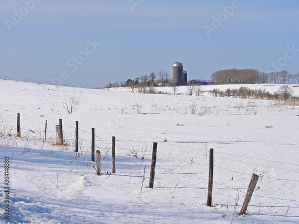 Obraz 雪原と牧場のサイロ