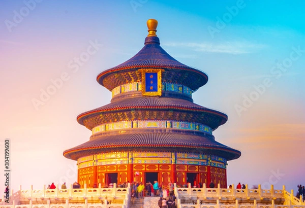 Fototapeta Sceneria Temple of Heaven Park. Chińskie teksty dotyczące znaczenia budynku to sala modlitw. Świątynia znajduje się w Pekinie w Chinach.