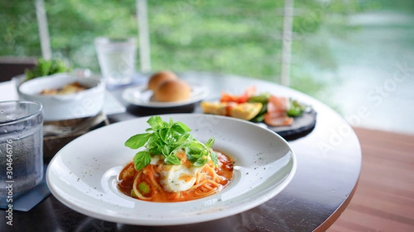 Obraz 緑あふれる川沿いに建つリゾートホテルのカフェでランチ