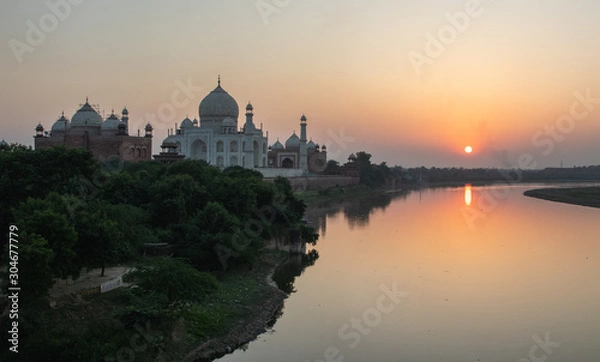 Obraz Taj Mahal from the riverbank during a sunset