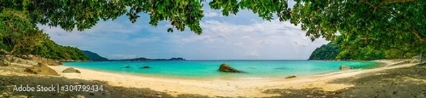Fototapeta Kecil, Wyspy Perhentian, Malezja; ! 9-maj-2019; piaszczysta plaża i słone morze, Plaża D'lagoon, Kecil, Wyspy Perhentian, Malezja