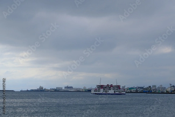 Fototapeta 桜島と鹿児島市を結ぶフェリー