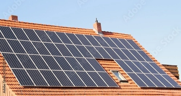 Obraz Photovoltaikpanele auf einem roten Ziegeldach