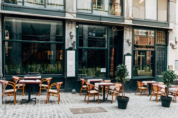 Obraz Old street with tables of cafe in center of Brussels, Belgium. Cozy cityscape of Brussels (Bruxelles). Architecture and landmarks of Brussels.