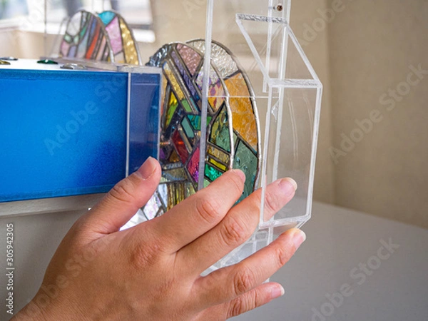 Obraz ステンドグラスの万華鏡を触る手