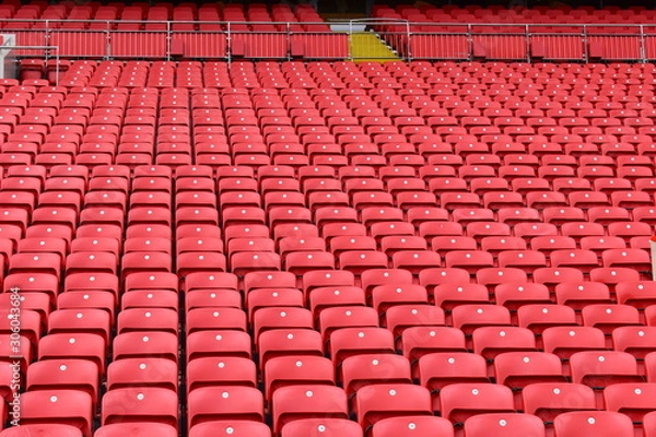Obraz Czerwone plastikowe siedzenia na stadionie. Miejsce, w którym kibice Liverpoolu mogą chłonąć atmosferę Anfield. Liverpool, Wielka Brytania
