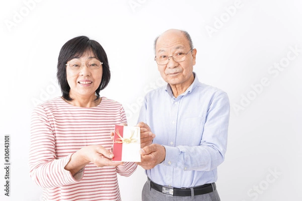 Fototapeta お祝いを渡すシニアの夫婦