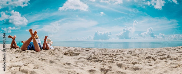 Fototapeta ojciec z synem i córką relaks na plaży, panorama