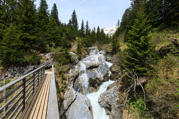 Fototapeta Brücke über die Flem, Flimser Wasserweg "Trutg dil Flem"