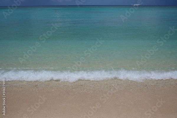 Fototapeta 砂浜と水平線と静かな波