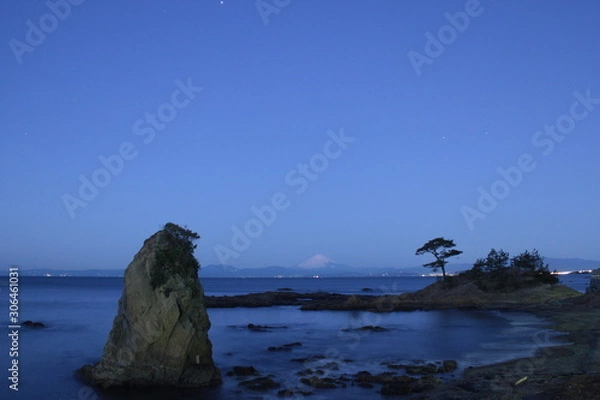 Obraz 夜明け前の立石海岸と富士山