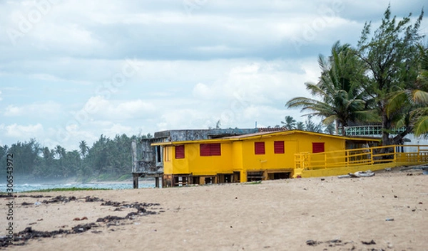 Obraz Yellow house on the beach