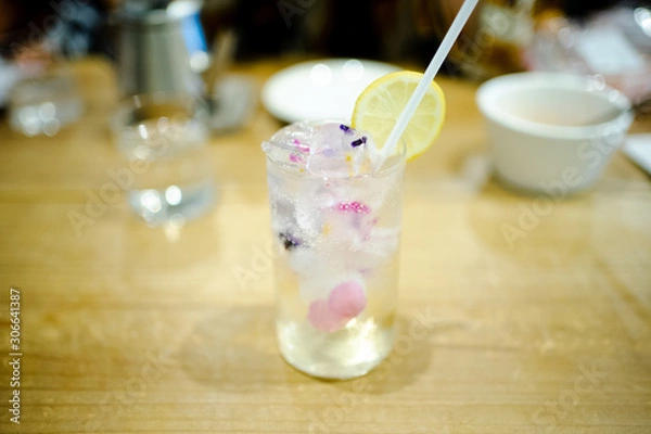 Fototapeta カフェで飲むエディブルフラワーのソーダ