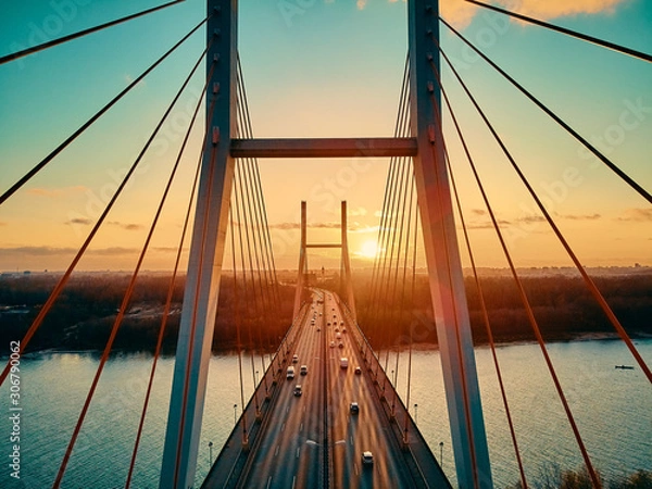 Fototapeta Piękny panoramiczny widok z lotu ptaka na most Siekierkowski Most wiszący nad Wisłą i wieżowce Warsaw City, Polska w złotej czerwieni jesieni w listopadowy wieczór o zachodzie słońca