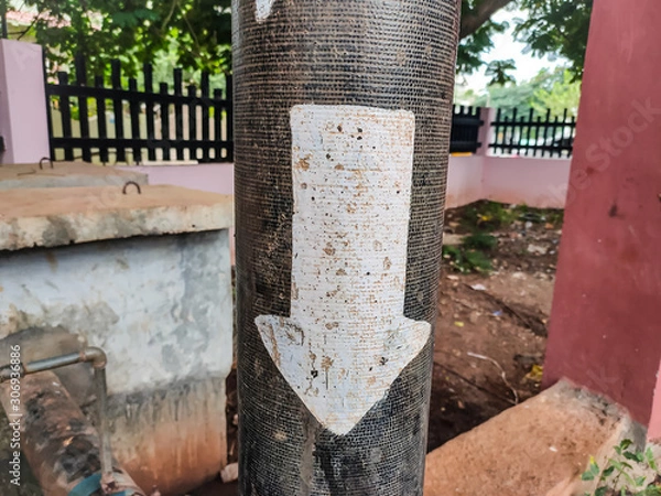 Obraz Down arrow on the pipe