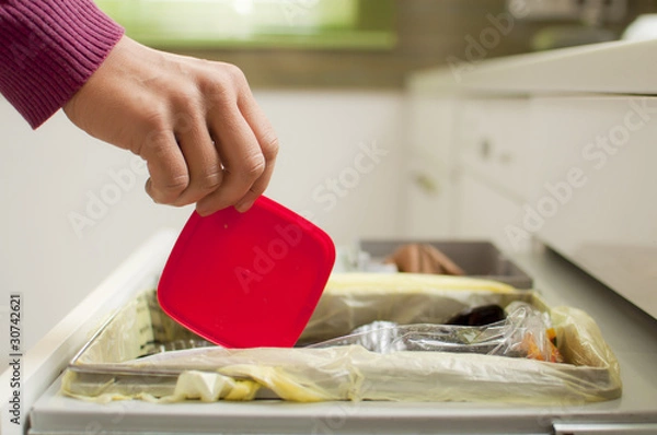 Obraz müll wegwerfen im haushalt