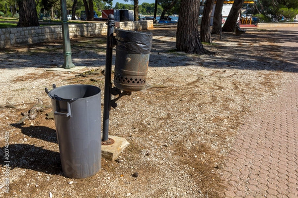 Fototapeta Garbage bin in park