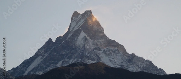 Fototapeta Niesamowita jesienna panorama gór pokrytych śniegiem i lasem na tle błękitnego nieba i chmur. Mount Everest, Nepal.