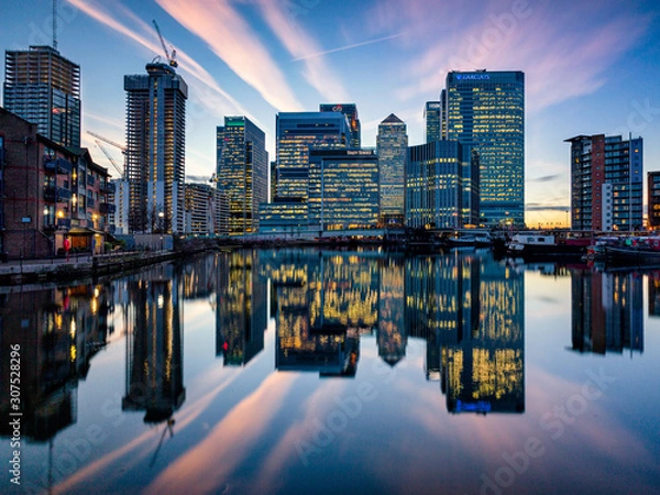 Fototapeta Odbicie wieżowców Canary Wharf w Blackwall Basin
