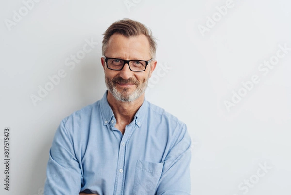 Fototapeta Brodaty mężczyzna w średnim wieku w okularach