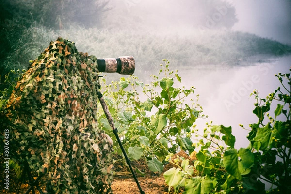 Obraz a camouflaged bird photographer