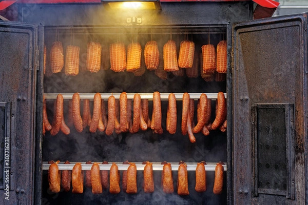 Obraz Wurstwaren werden in einem Ofen geräuchert