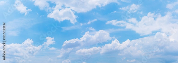 Obraz Panorama lub zdjęcie panoramiczne błękitnego nieba i białych chmur lub chmur.