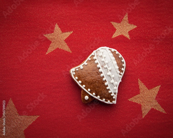 Obraz dekoriertes Glöckchen aus Lebkuchen auf rotem Untergrund