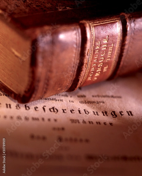Obraz Altes Buch im Ledereinband auf historischer Textseite