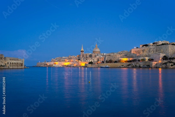 Fototapeta Malta. Valletta skyline at sunset with Basilica and Lazzaretto of Manoel Island, viewed from Ta Xbiex
