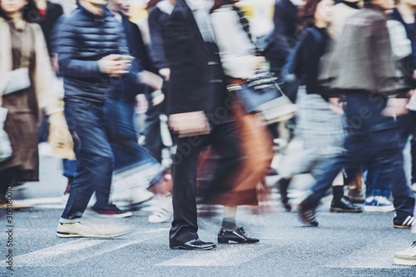Fototapeta 横断歩道を歩く人々の足