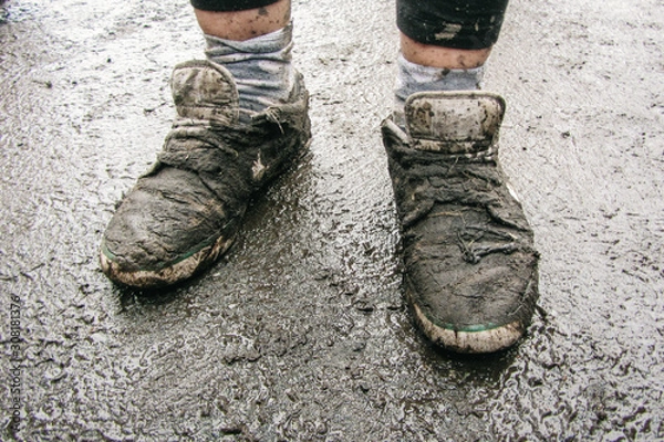 Obraz Schuhwer im Schlamm eines Festivals