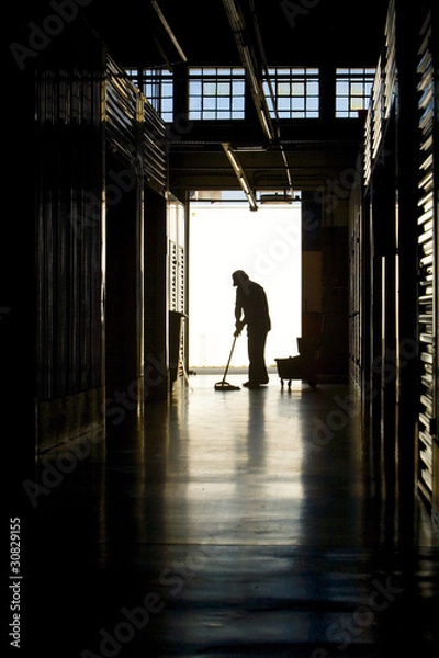 Obraz Sylwetka mężczyzny mopująca podłoga