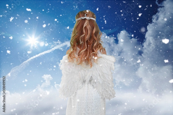 Fototapeta Engel schaut von einer Wolke