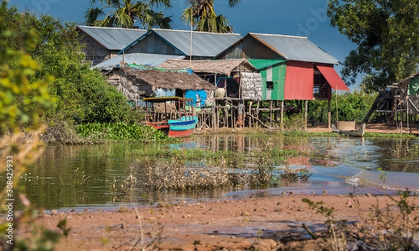 Fototapeta The Floating Villages of Tonlé Sap Lake Siem Reap, Cambodia,  living in a floating village surrounded by water and transportation only by boat