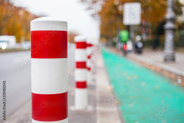 Obraz protected bike lane in Berlin, cyclist safety in road traffic