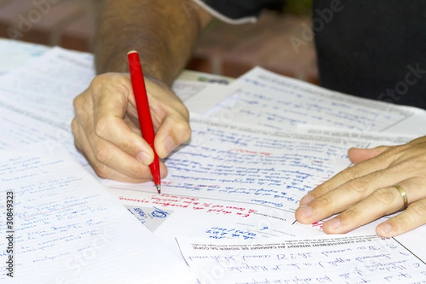 Fototapeta Professeur corrigeant des copies d'examen