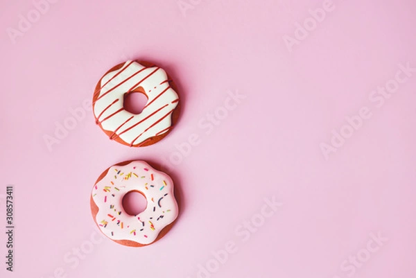 Obraz Fragrant gingerbread in the form of doughnuts on a pink background.