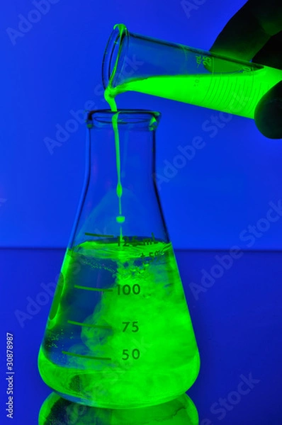 Obraz Fluorescence liquid falling in flask