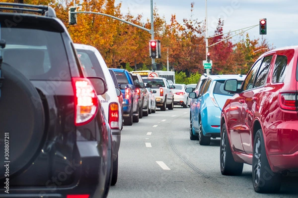 Fototapeta Heavy afternoon traffic in Mountain View, Silicon Valley, California; cars stopped at a traffic light