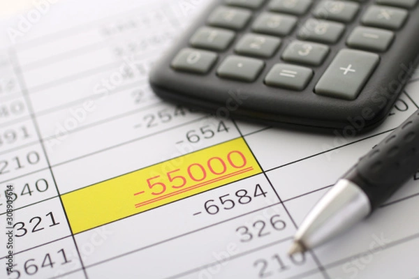 Fototapeta 数字の統計と計算機と筆記用具と赤字