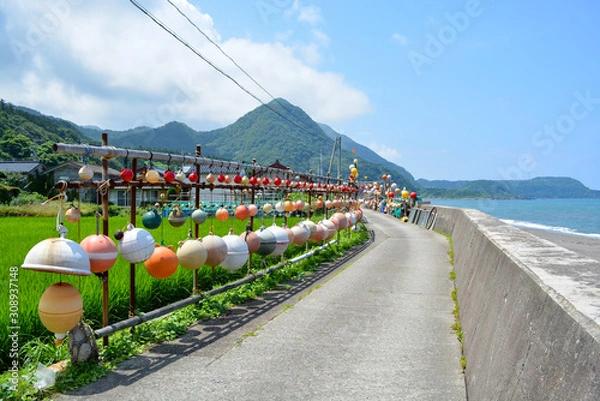 Fototapeta 佐渡島岩谷口のカラフルな廃材ブイで作った飾り