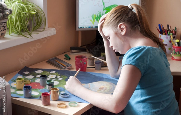 Obraz Ребенок рисует красками картину