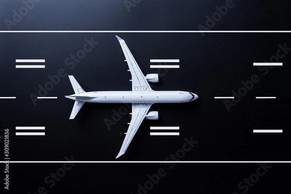 Obraz Model samolotu na pasie startowym, widok z góry. Pojęcie przemysłu lotniczego, bezpieczeństwa linii lotniczych, ochrony i ubezpieczenia podróżnego