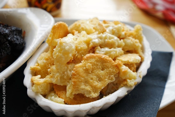 Fototapeta Close up macaroni and cheese served with crispy crackers