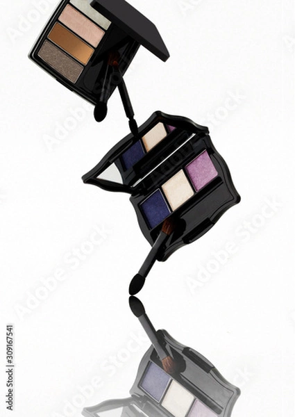 Fototapeta 鏡に向かって落ちるアイシャドウ