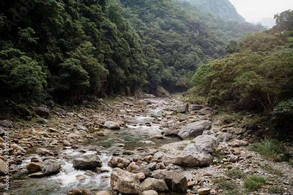 Fototapeta stream through marvel rock