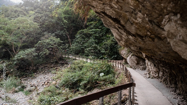 Fototapeta the path through the cave