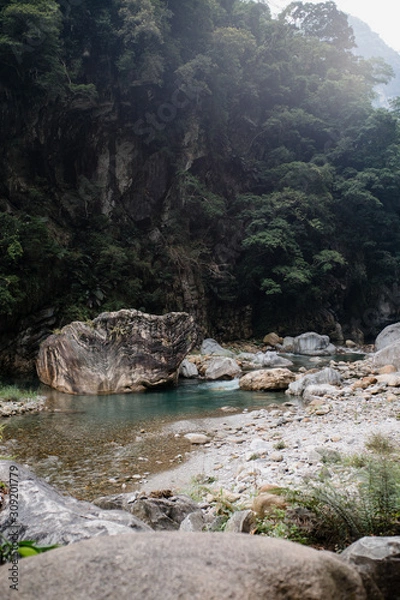 Obraz stream through marvel rock