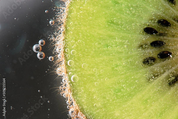 Obraz Macro kiwi in bubbly water